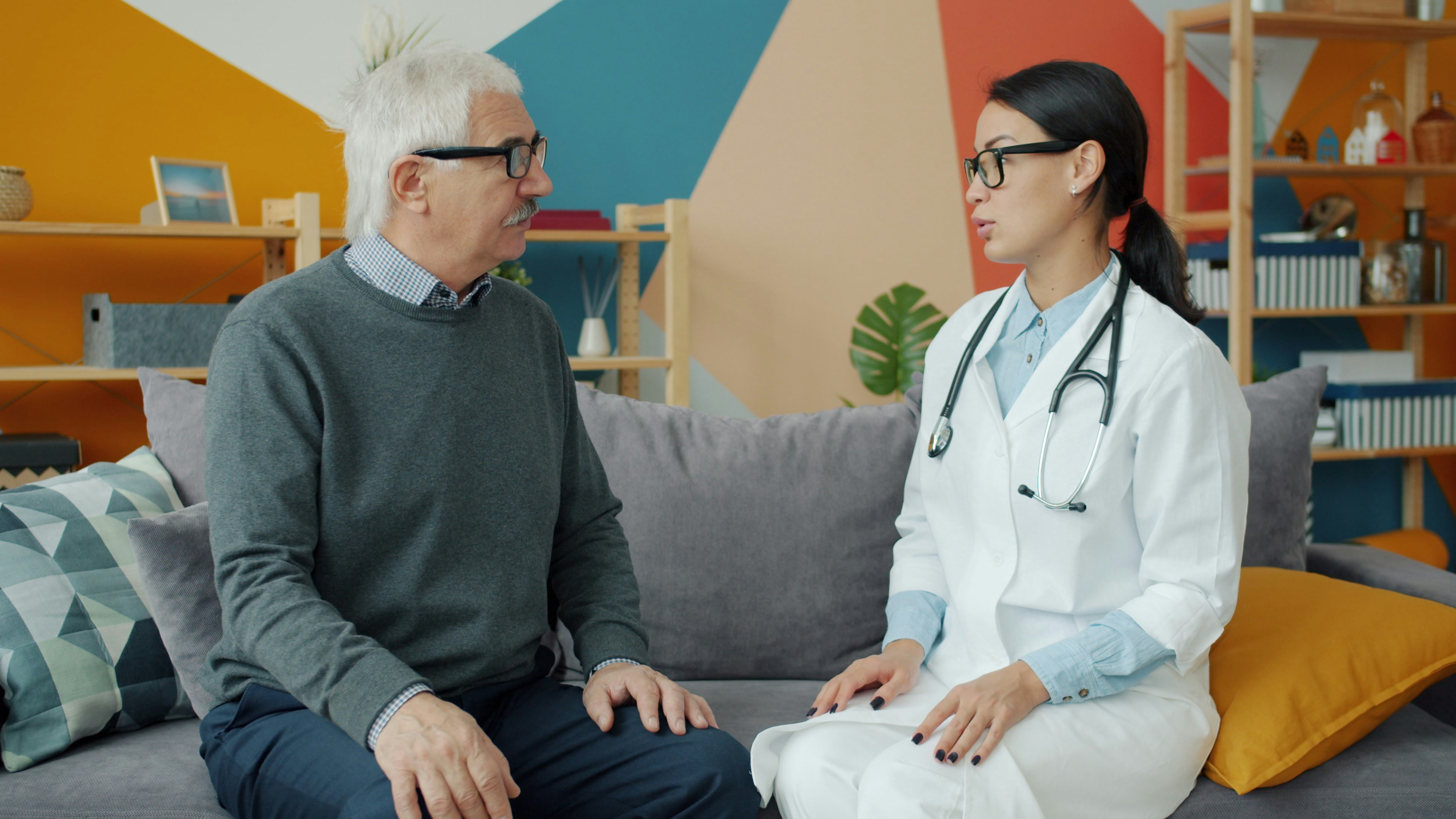 Professionnel de santé à domicile installant un dispositif médical pour un patient dans le cadre d’une prestation PSAD en Fra